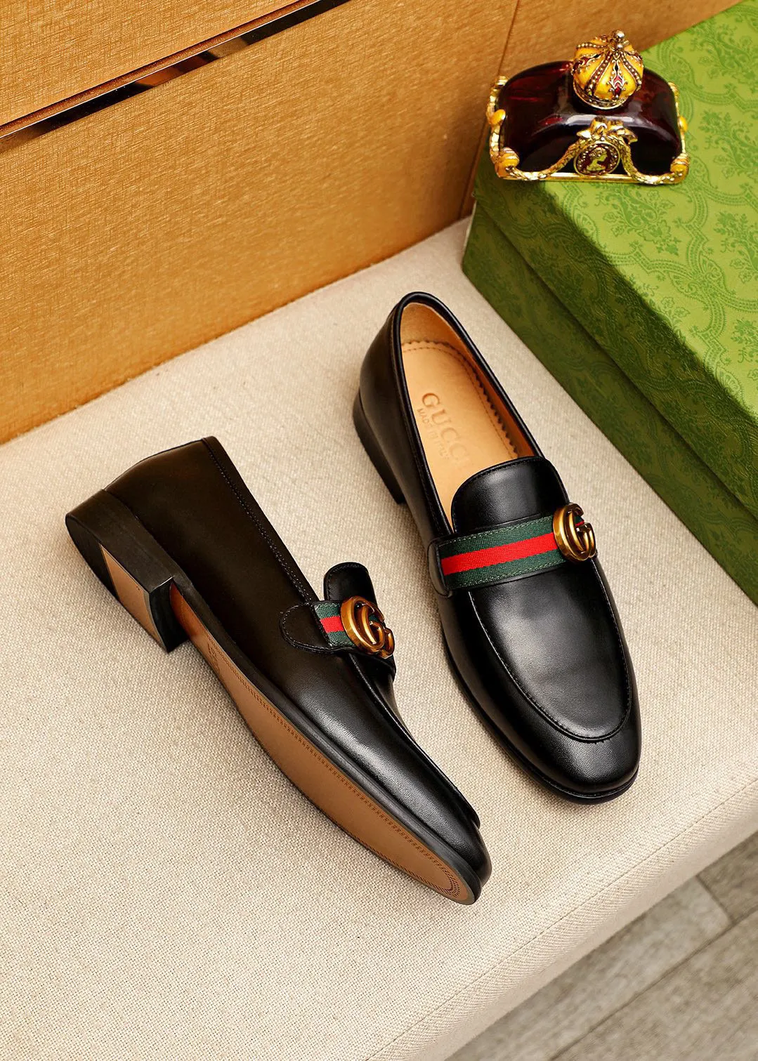 Men's shoes 💰400 💐 Product trademark: GUCCI "Gucci" casual leather shoes Regular size: 38-44 (45🉑️customized) Product materials: Selected imported first-layer calfskin upper + luxury hardware buckle, imported cowhide leather lining. Strong three-dimensional visual effect, rubber outsole Color: 2⃣️colors available